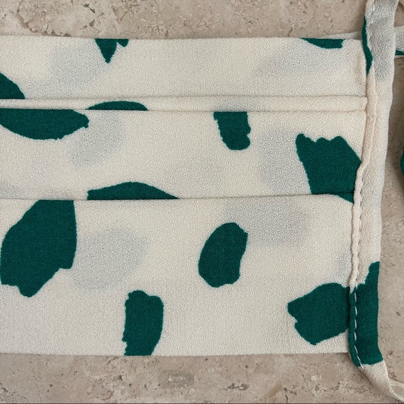 Reformation- Cream w/Green Spot Pleat Tie Mask (QTY 1) - Picture 3 of 10